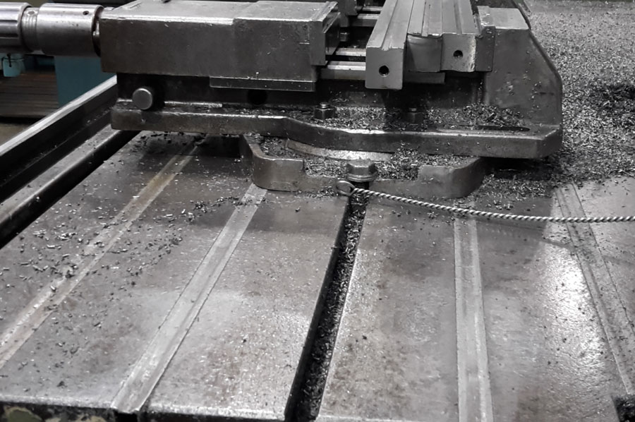 Aluminium slot cover for machinery